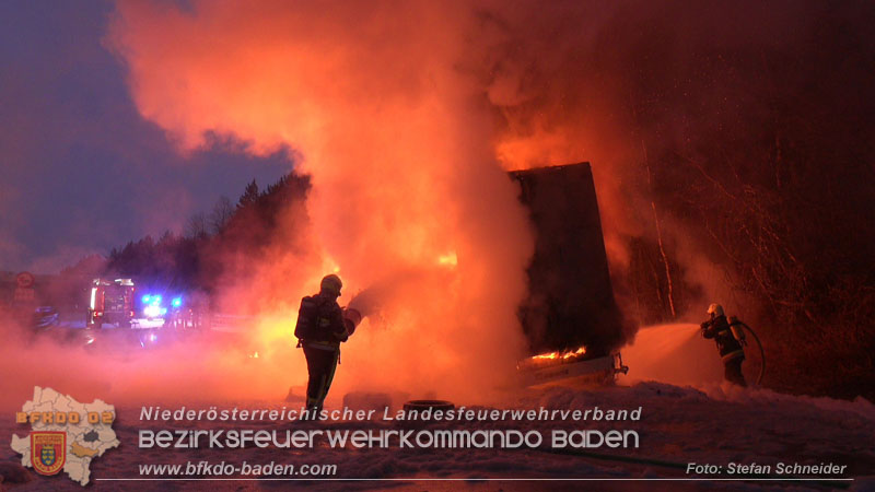 20260109_Vollbrand LKW Sattelzug auf der A21 bei Heiligenkreuz N� fordert Einsatzkr�fte �ber Stunden  Foto: Stefan Schneider BFKDO BADEN