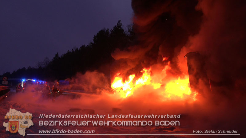 20260109_Vollbrand LKW Sattelzug auf der A21 bei Heiligenkreuz N� fordert Einsatzkr�fte �ber Stunden  Foto: Stefan Schneider BFKDO BADEN