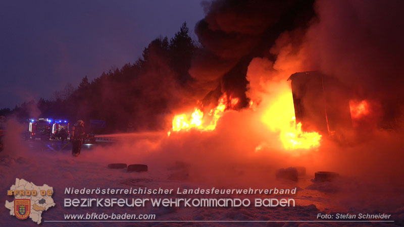 20260109_Vollbrand LKW Sattelzug auf der A21 bei Heiligenkreuz N� fordert Einsatzkr�fte �ber Stunden  Foto: Stefan Schneider BFKDO BADEN