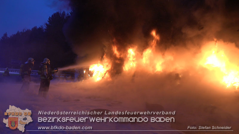 20260109_Vollbrand LKW Sattelzug auf der A21 bei Heiligenkreuz N� fordert Einsatzkr�fte �ber Stunden  Foto: Stefan Schneider BFKDO BADEN