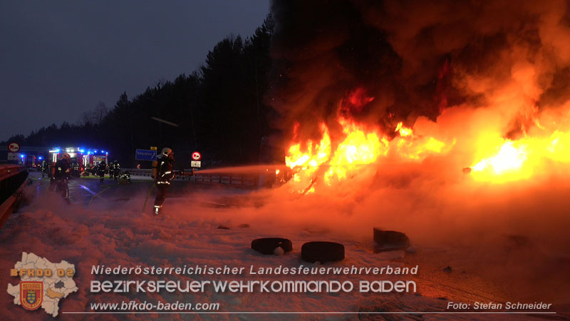 20260109_Vollbrand LKW Sattelzug auf der A21 bei Heiligenkreuz N� fordert Einsatzkr�fte �ber Stunden  Foto: Stefan Schneider BFKDO BADEN