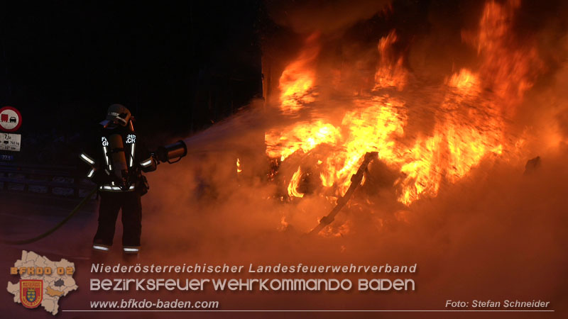 20260109_Vollbrand LKW Sattelzug auf der A21 bei Heiligenkreuz N� fordert Einsatzkr�fte �ber Stunden  Foto: Stefan Schneider BFKDO BADEN