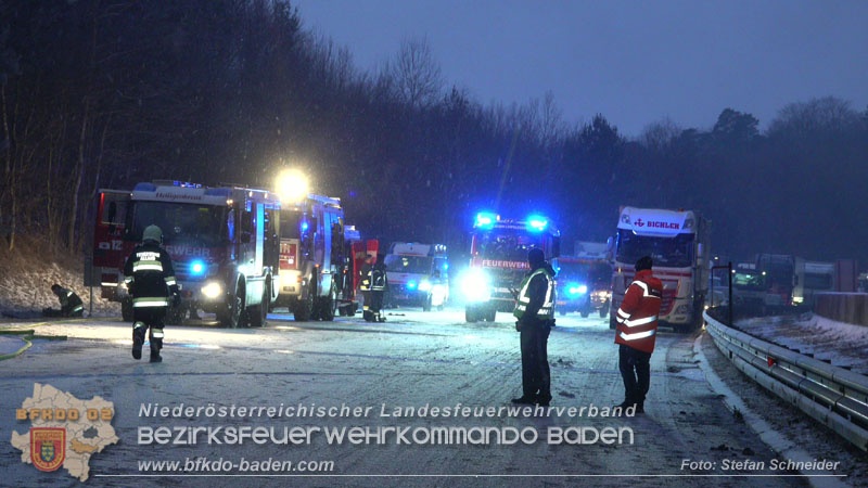20260109_Vollbrand LKW Sattelzug auf der A21 bei Heiligenkreuz N� fordert Einsatzkr�fte �ber Stunden  Foto: Stefan Schneider BFKDO BADEN