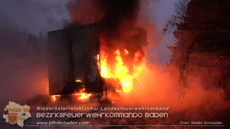 20260109_Vollbrand LKW Sattelzug auf der A21 bei Heiligenkreuz N� fordert Einsatzkr�fte �ber Stunden  Foto: Stefan Schneider BFKDO BADEN
