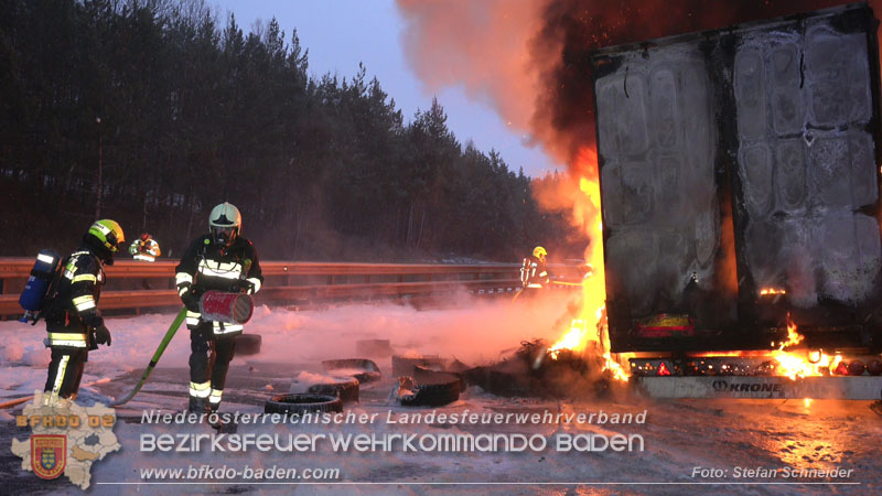 20260109_Vollbrand LKW Sattelzug auf der A21 bei Heiligenkreuz N� fordert Einsatzkr�fte �ber Stunden  Foto: Stefan Schneider BFKDO BADEN