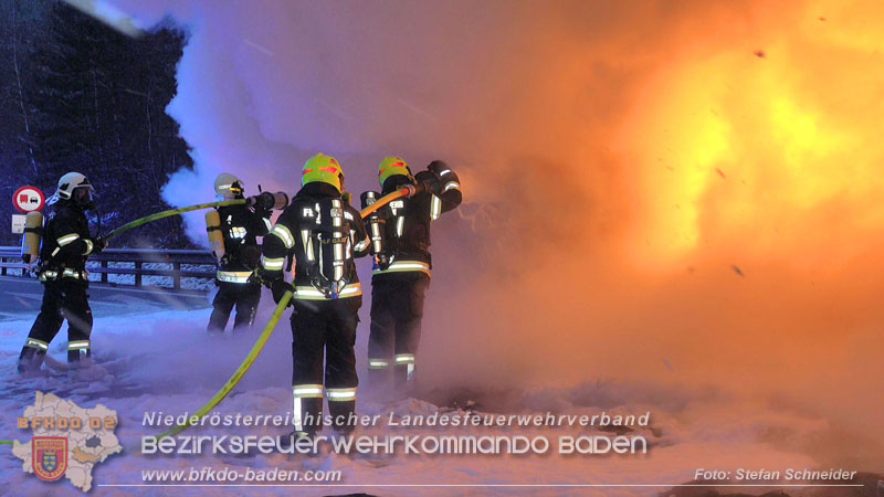 20260109_Vollbrand LKW Sattelzug auf der A21 bei Heiligenkreuz N� fordert Einsatzkr�fte �ber Stunden  Foto: Stefan Schneider BFKDO BADEN