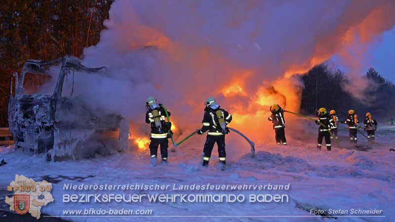 20260109_Vollbrand LKW Sattelzug auf der A21 bei Heiligenkreuz N� fordert Einsatzkr�fte �ber Stunden  Foto: Stefan Schneider BFKDO BADEN