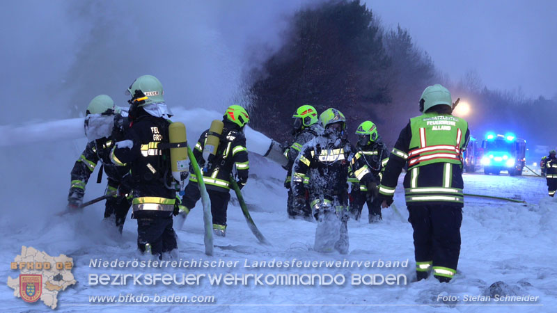 20260109_Vollbrand LKW Sattelzug auf der A21 bei Heiligenkreuz N� fordert Einsatzkr�fte �ber Stunden  Foto: Stefan Schneider BFKDO BADEN