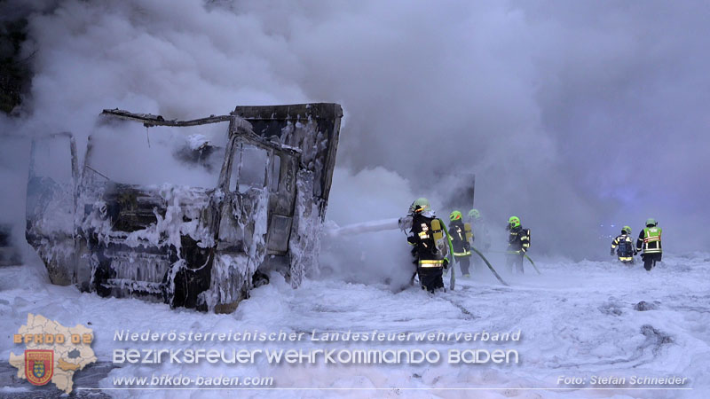 20260109_Vollbrand LKW Sattelzug auf der A21 bei Heiligenkreuz N� fordert Einsatzkr�fte �ber Stunden  Foto: Stefan Schneider BFKDO BADEN