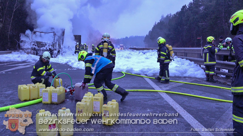 20260109_Vollbrand LKW Sattelzug auf der A21 bei Heiligenkreuz N� fordert Einsatzkr�fte �ber Stunden  Foto: Stefan Schneider BFKDO BADEN