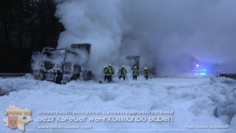20260109_Vollbrand LKW Sattelzug auf der A21 bei Heiligenkreuz N� fordert Einsatzkr�fte �ber Stunden  Foto: Stefan Schneider BFKDO BADEN