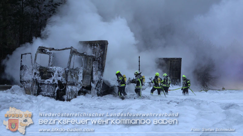 20260109_Vollbrand LKW Sattelzug auf der A21 bei Heiligenkreuz N� fordert Einsatzkr�fte �ber Stunden  Foto: Stefan Schneider BFKDO BADEN