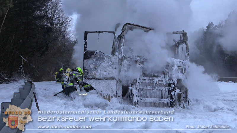 20260109_Vollbrand LKW Sattelzug auf der A21 bei Heiligenkreuz N� fordert Einsatzkr�fte �ber Stunden  Foto: Stefan Schneider BFKDO BADEN
