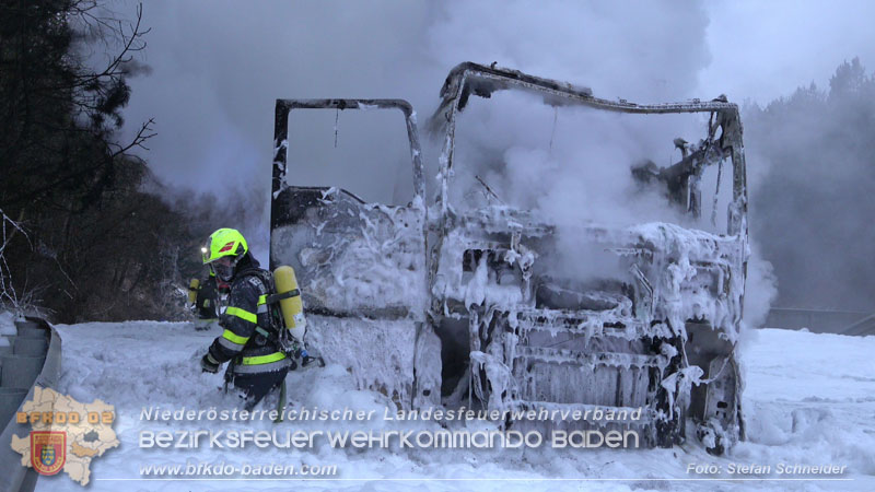 20260109_Vollbrand LKW Sattelzug auf der A21 bei Heiligenkreuz N� fordert Einsatzkr�fte �ber Stunden  Foto: Stefan Schneider BFKDO BADEN
