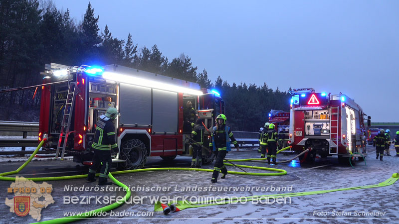 20260109_Vollbrand LKW Sattelzug auf der A21 bei Heiligenkreuz N� fordert Einsatzkr�fte �ber Stunden  Foto: Stefan Schneider BFKDO BADEN