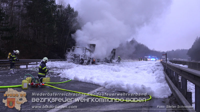 20260109_Vollbrand LKW Sattelzug auf der A21 bei Heiligenkreuz N� fordert Einsatzkr�fte �ber Stunden  Foto: Stefan Schneider BFKDO BADEN