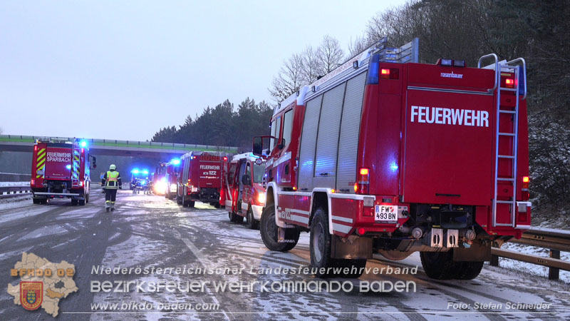 20260109_Vollbrand LKW Sattelzug auf der A21 bei Heiligenkreuz N� fordert Einsatzkr�fte �ber Stunden  Foto: Stefan Schneider BFKDO BADEN