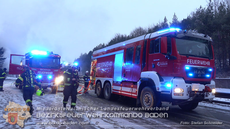 20260109_Vollbrand LKW Sattelzug auf der A21 bei Heiligenkreuz N� fordert Einsatzkr�fte �ber Stunden  Foto: Stefan Schneider BFKDO BADEN