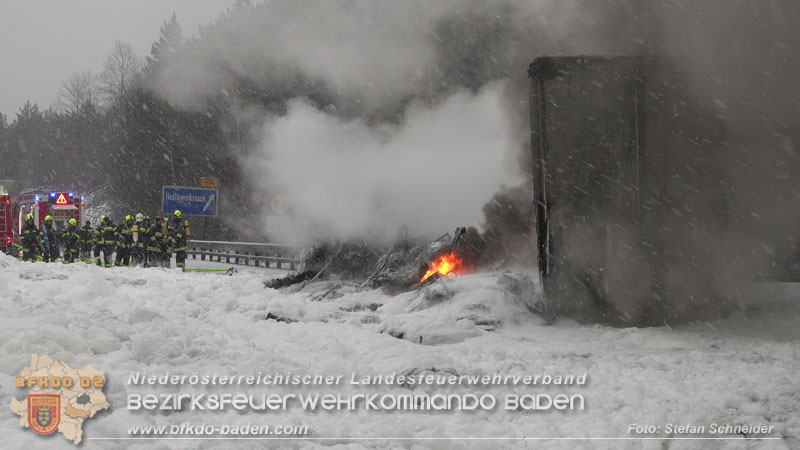 20260109_Vollbrand LKW Sattelzug auf der A21 bei Heiligenkreuz N� fordert Einsatzkr�fte �ber Stunden  Foto: Stefan Schneider BFKDO BADEN
