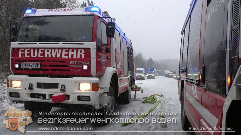 20260109_Vollbrand LKW Sattelzug auf der A21 bei Heiligenkreuz N� fordert Einsatzkr�fte �ber Stunden  Foto: Stefan Schneider BFKDO BADEN