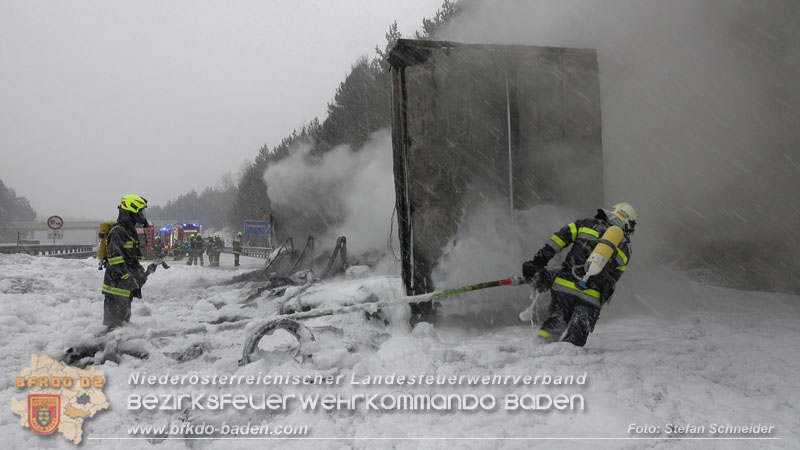20260109_Vollbrand LKW Sattelzug auf der A21 bei Heiligenkreuz N� fordert Einsatzkr�fte �ber Stunden  Foto: Stefan Schneider BFKDO BADEN