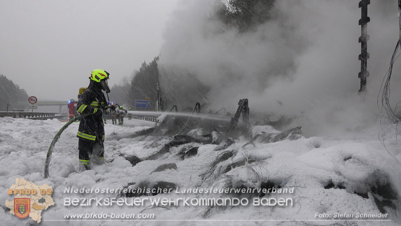 20260109_Vollbrand LKW Sattelzug auf der A21 bei Heiligenkreuz N� fordert Einsatzkr�fte �ber Stunden  Foto: Stefan Schneider BFKDO BADEN
