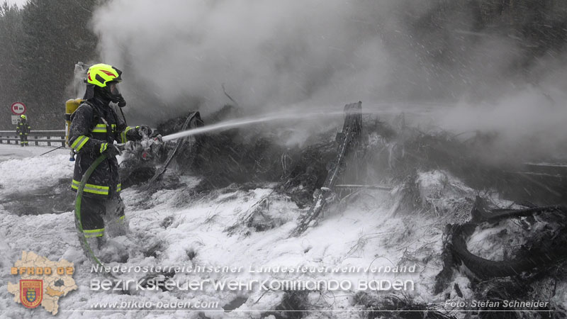 20260109_Vollbrand LKW Sattelzug auf der A21 bei Heiligenkreuz N� fordert Einsatzkr�fte �ber Stunden  Foto: Stefan Schneider BFKDO BADEN