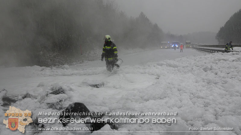 20260109_Vollbrand LKW Sattelzug auf der A21 bei Heiligenkreuz N� fordert Einsatzkr�fte �ber Stunden  Foto: Stefan Schneider BFKDO BADEN