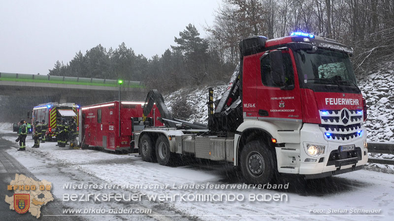 20260109_Vollbrand LKW Sattelzug auf der A21 bei Heiligenkreuz N� fordert Einsatzkr�fte �ber Stunden  Foto: Stefan Schneider BFKDO BADEN