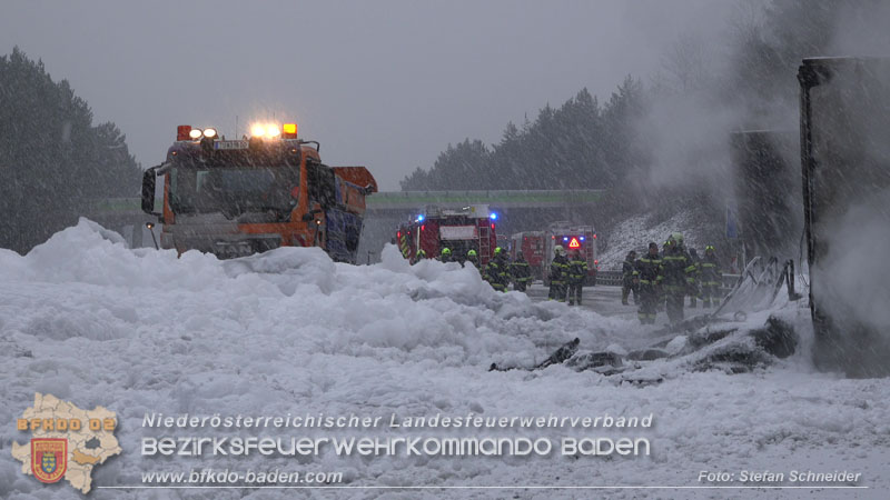 20260109_Vollbrand LKW Sattelzug auf der A21 bei Heiligenkreuz N� fordert Einsatzkr�fte �ber Stunden  Foto: Stefan Schneider BFKDO BADEN