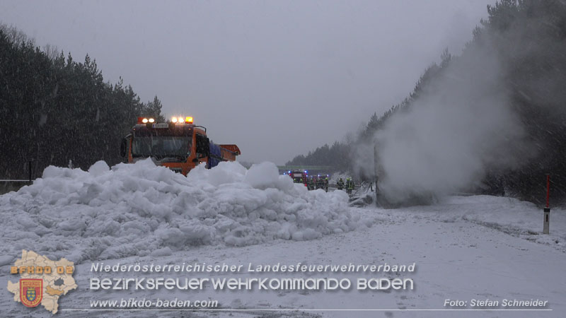 20260109_Vollbrand LKW Sattelzug auf der A21 bei Heiligenkreuz N� fordert Einsatzkr�fte �ber Stunden  Foto: Stefan Schneider BFKDO BADEN
