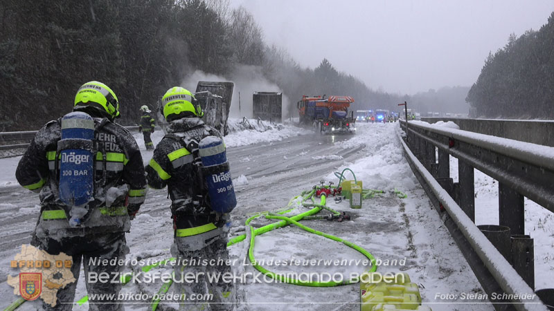 20260109_Vollbrand LKW Sattelzug auf der A21 bei Heiligenkreuz N� fordert Einsatzkr�fte �ber Stunden  Foto: Stefan Schneider BFKDO BADEN