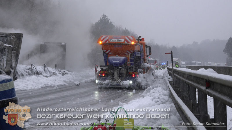 20260109_Vollbrand LKW Sattelzug auf der A21 bei Heiligenkreuz N� fordert Einsatzkr�fte �ber Stunden  Foto: Stefan Schneider BFKDO BADEN