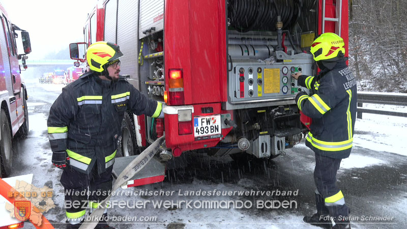 20260109_Vollbrand LKW Sattelzug auf der A21 bei Heiligenkreuz N� fordert Einsatzkr�fte �ber Stunden  Foto: Stefan Schneider BFKDO BADEN