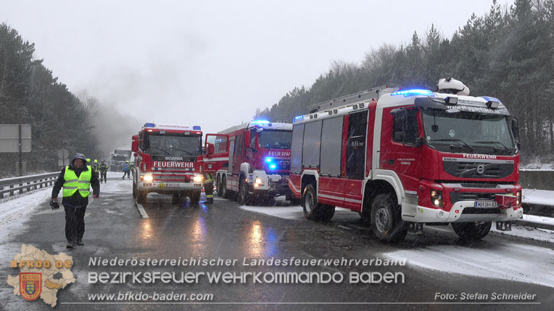 20260109_Vollbrand LKW Sattelzug auf der A21 bei Heiligenkreuz N� fordert Einsatzkr�fte �ber Stunden  Foto: Stefan Schneider BFKDO BADEN