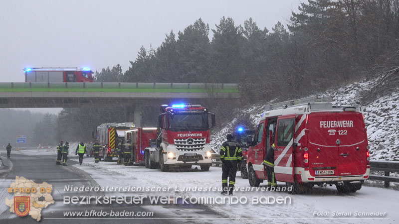 20260109_Vollbrand LKW Sattelzug auf der A21 bei Heiligenkreuz N� fordert Einsatzkr�fte �ber Stunden  Foto: Stefan Schneider BFKDO BADEN