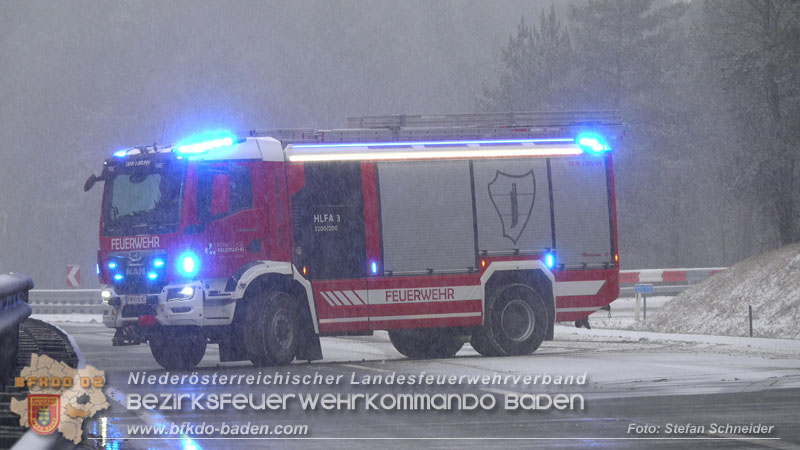 20260109_Vollbrand LKW Sattelzug auf der A21 bei Heiligenkreuz N� fordert Einsatzkr�fte �ber Stunden  Foto: Stefan Schneider BFKDO BADEN