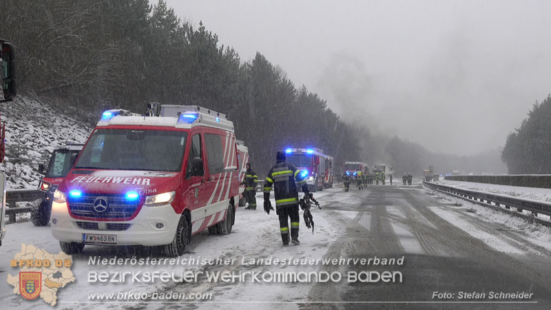 20260109_Vollbrand LKW Sattelzug auf der A21 bei Heiligenkreuz N� fordert Einsatzkr�fte �ber Stunden  Foto: Stefan Schneider BFKDO BADEN