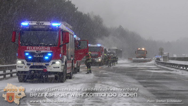 20260109_Vollbrand LKW Sattelzug auf der A21 bei Heiligenkreuz N� fordert Einsatzkr�fte �ber Stunden  Foto: Stefan Schneider BFKDO BADEN