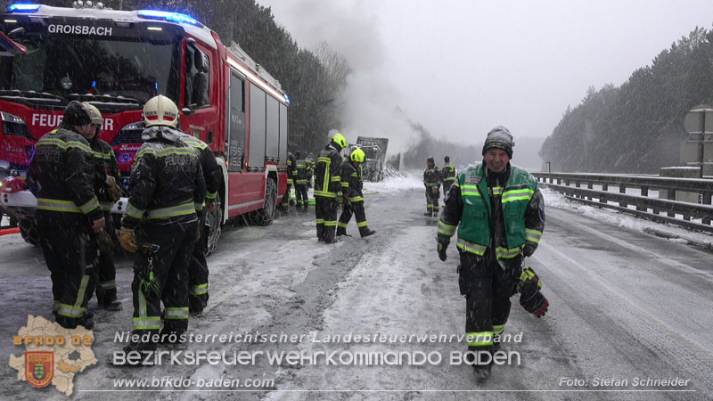 20260109_Vollbrand LKW Sattelzug auf der A21 bei Heiligenkreuz N� fordert Einsatzkr�fte �ber Stunden  Foto: Stefan Schneider BFKDO BADEN