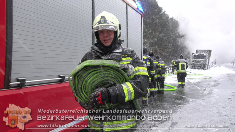 20260109_Vollbrand LKW Sattelzug auf der A21 bei Heiligenkreuz N� fordert Einsatzkr�fte �ber Stunden  Foto: Stefan Schneider BFKDO BADEN