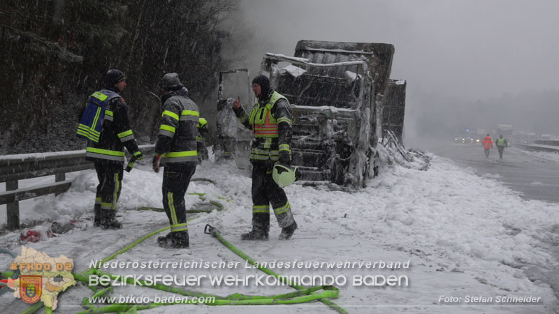 20260109_Vollbrand LKW Sattelzug auf der A21 bei Heiligenkreuz N� fordert Einsatzkr�fte �ber Stunden  Foto: Stefan Schneider BFKDO BADEN
