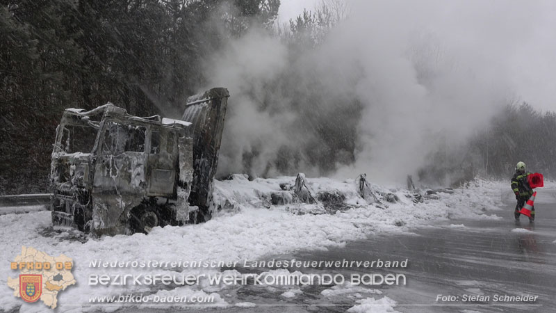 20260109_Vollbrand LKW Sattelzug auf der A21 bei Heiligenkreuz N� fordert Einsatzkr�fte �ber Stunden  Foto: Stefan Schneider BFKDO BADEN