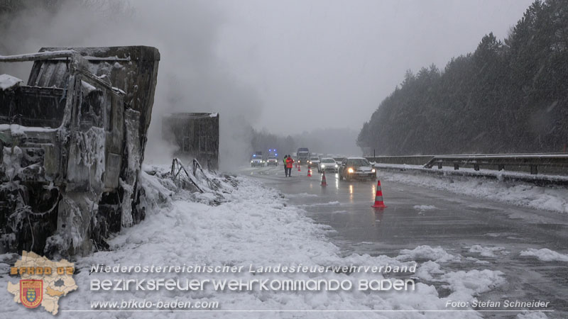 20260109_Vollbrand LKW Sattelzug auf der A21 bei Heiligenkreuz N� fordert Einsatzkr�fte �ber Stunden  Foto: Stefan Schneider BFKDO BADEN