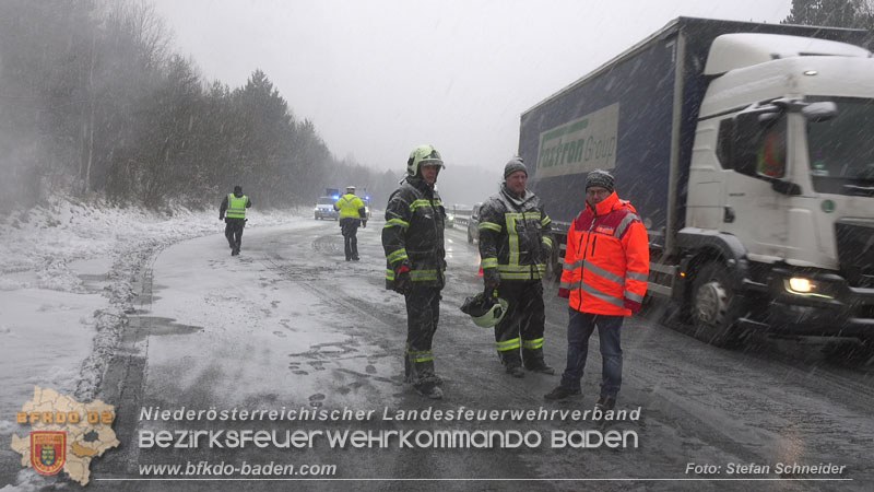 20260109_Vollbrand LKW Sattelzug auf der A21 bei Heiligenkreuz N� fordert Einsatzkr�fte �ber Stunden  Foto: Stefan Schneider BFKDO BADEN