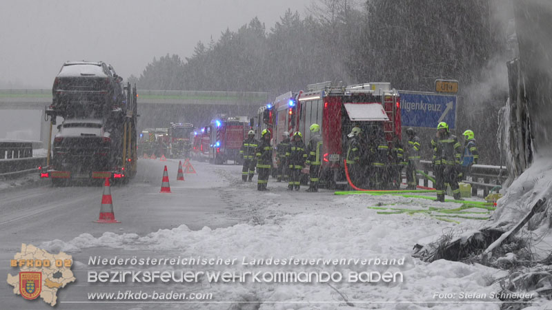 20260109_Vollbrand LKW Sattelzug auf der A21 bei Heiligenkreuz N� fordert Einsatzkr�fte �ber Stunden  Foto: Stefan Schneider BFKDO BADEN