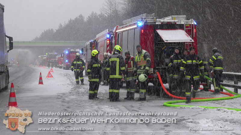 20260109_Vollbrand LKW Sattelzug auf der A21 bei Heiligenkreuz N� fordert Einsatzkr�fte �ber Stunden  Foto: Stefan Schneider BFKDO BADEN