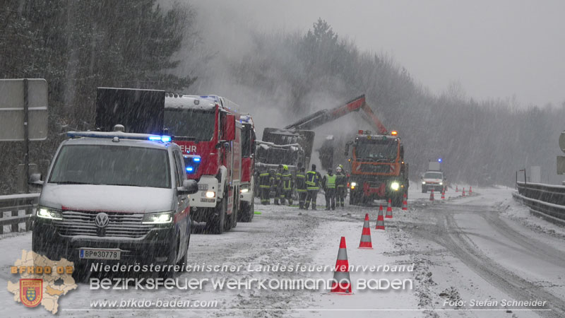 20260109_Vollbrand LKW Sattelzug auf der A21 bei Heiligenkreuz N� fordert Einsatzkr�fte �ber Stunden  Foto: Stefan Schneider BFKDO BADEN