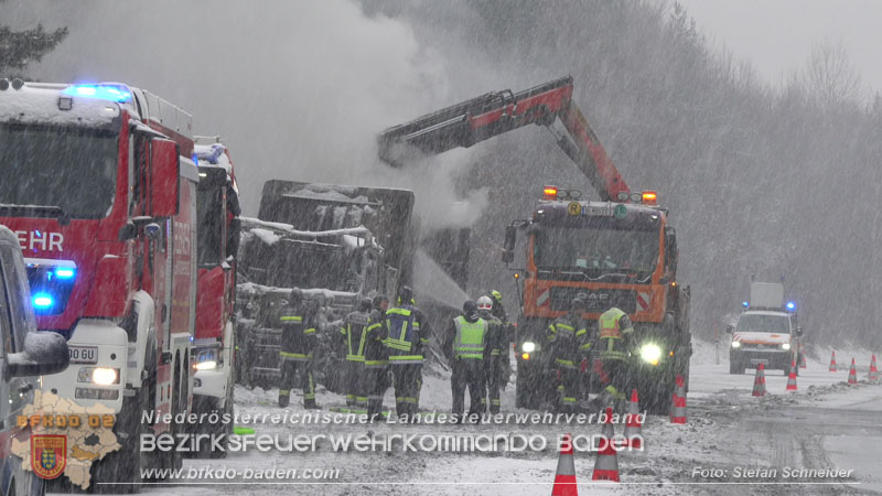 20260109_Vollbrand LKW Sattelzug auf der A21 bei Heiligenkreuz N� fordert Einsatzkr�fte �ber Stunden  Foto: Stefan Schneider BFKDO BADEN