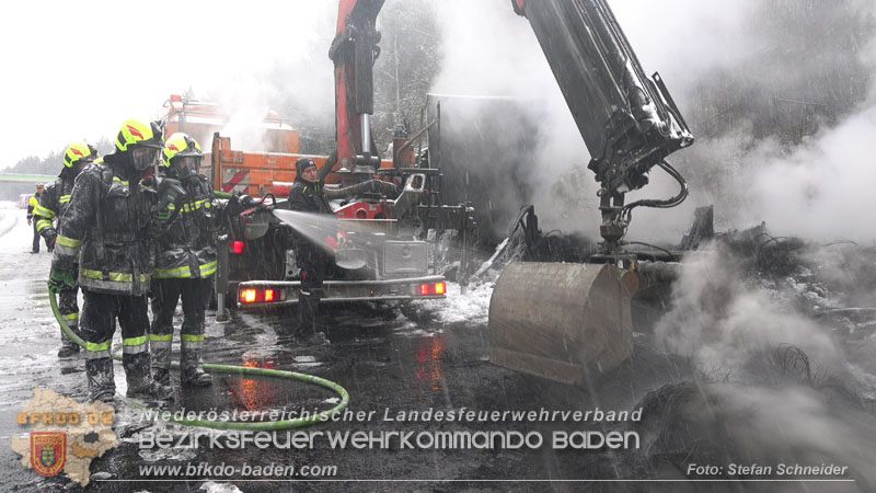 20260109_Vollbrand LKW Sattelzug auf der A21 bei Heiligenkreuz N� fordert Einsatzkr�fte �ber Stunden  Foto: Stefan Schneider BFKDO BADEN